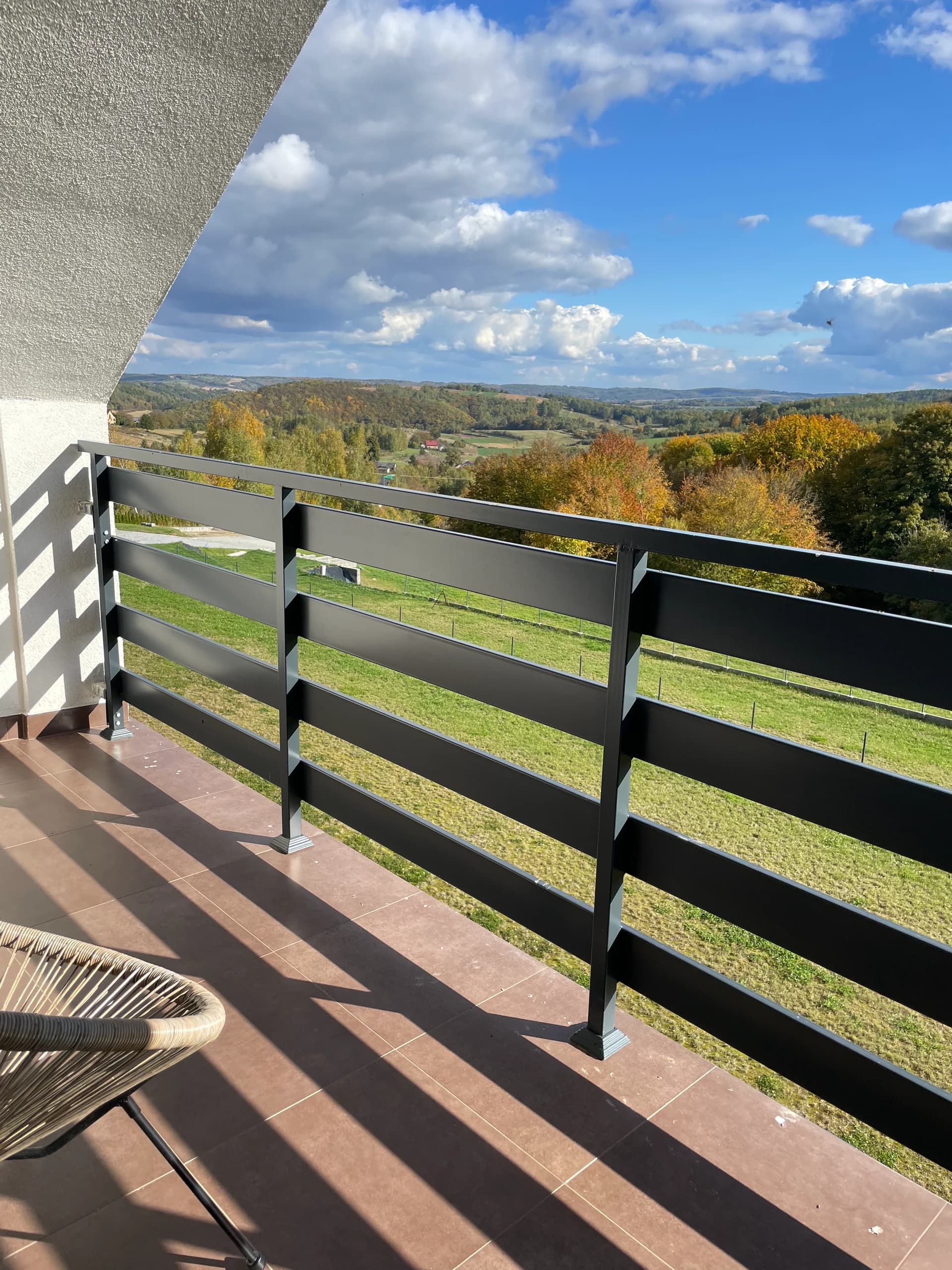 Słoneczny balkon domku z widokiem na dolinę