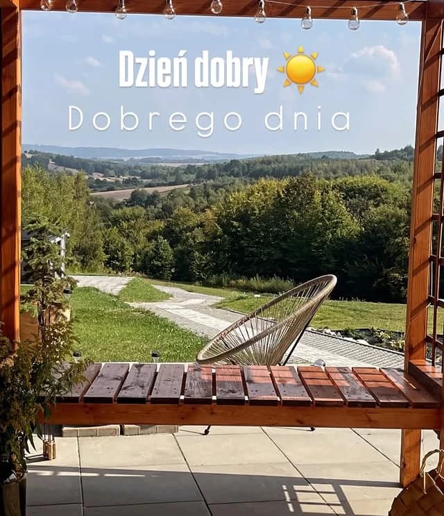 Drewniany domek w zielonym krajobrazie regionu